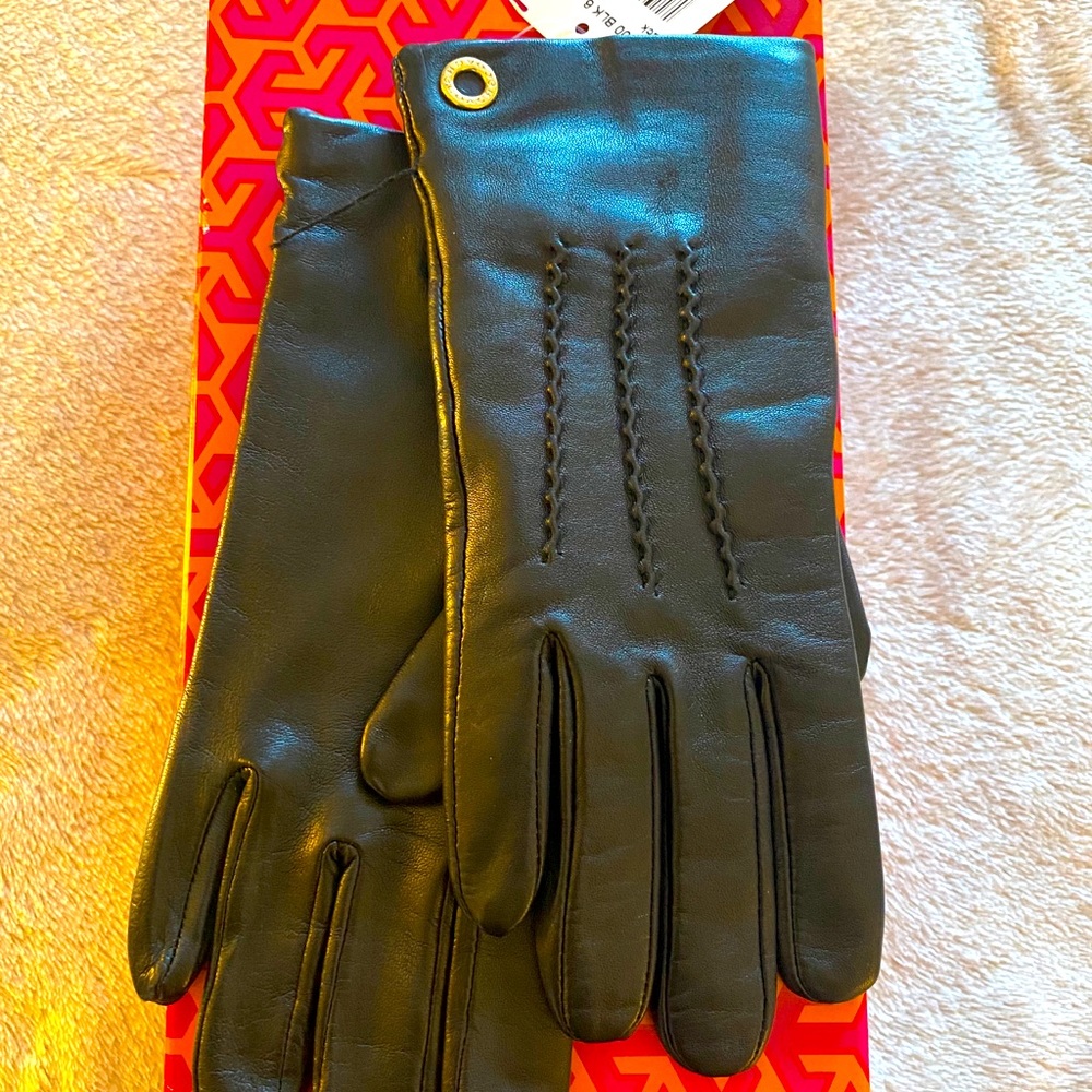 Black COACH Classic leather gloves. Size 6.5 NWT